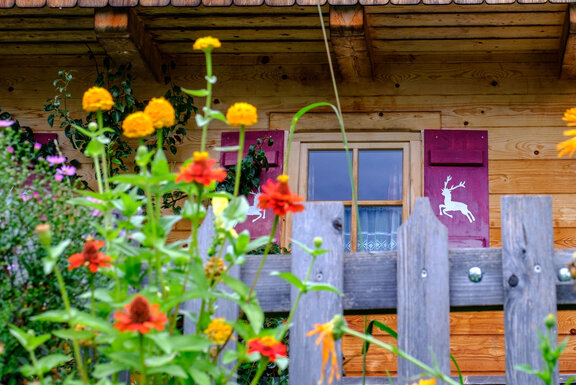 Garten Naturdorf-Hütte ©Frederikson